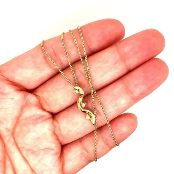 14k Diamond Wavy Pendant Necklace